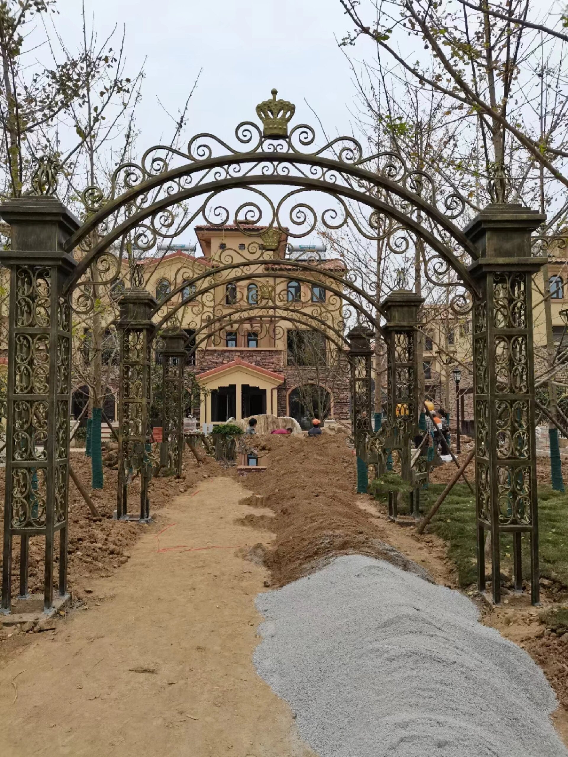 这个铁艺拱门花架真的很漂亮 当你每每回家,穿过爬蛮月季的铁艺拱门