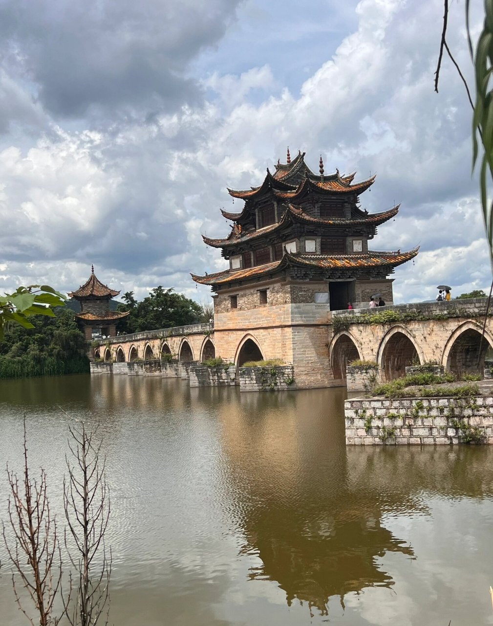 建水十七孔桥 又名:双龙桥 云南建水十七孔桥是一座古老的石拱桥,位于