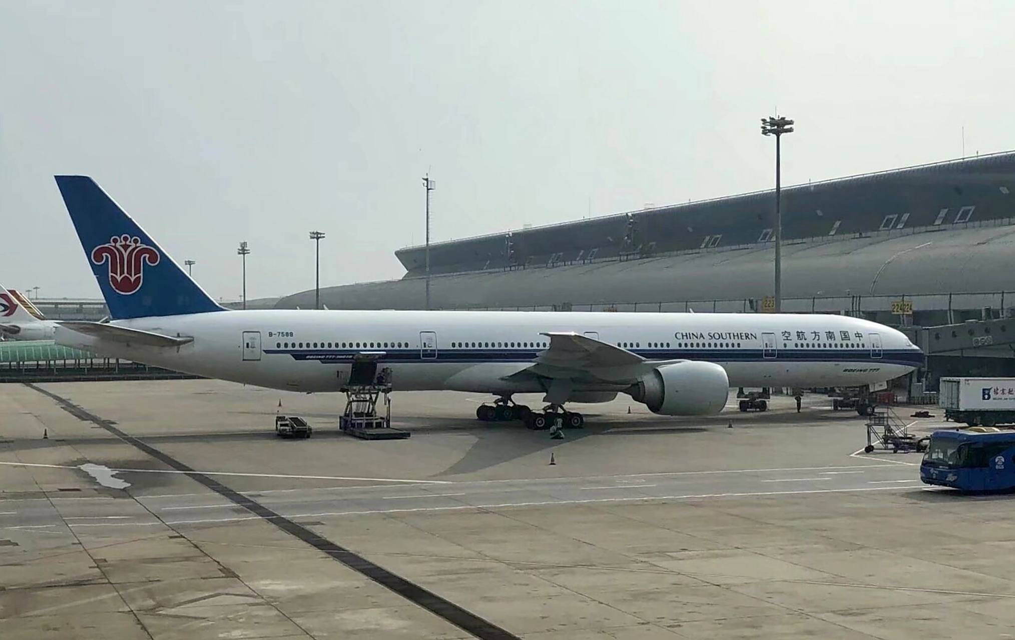 南方航空波音773客机在北京首都国际机场2号航站楼.