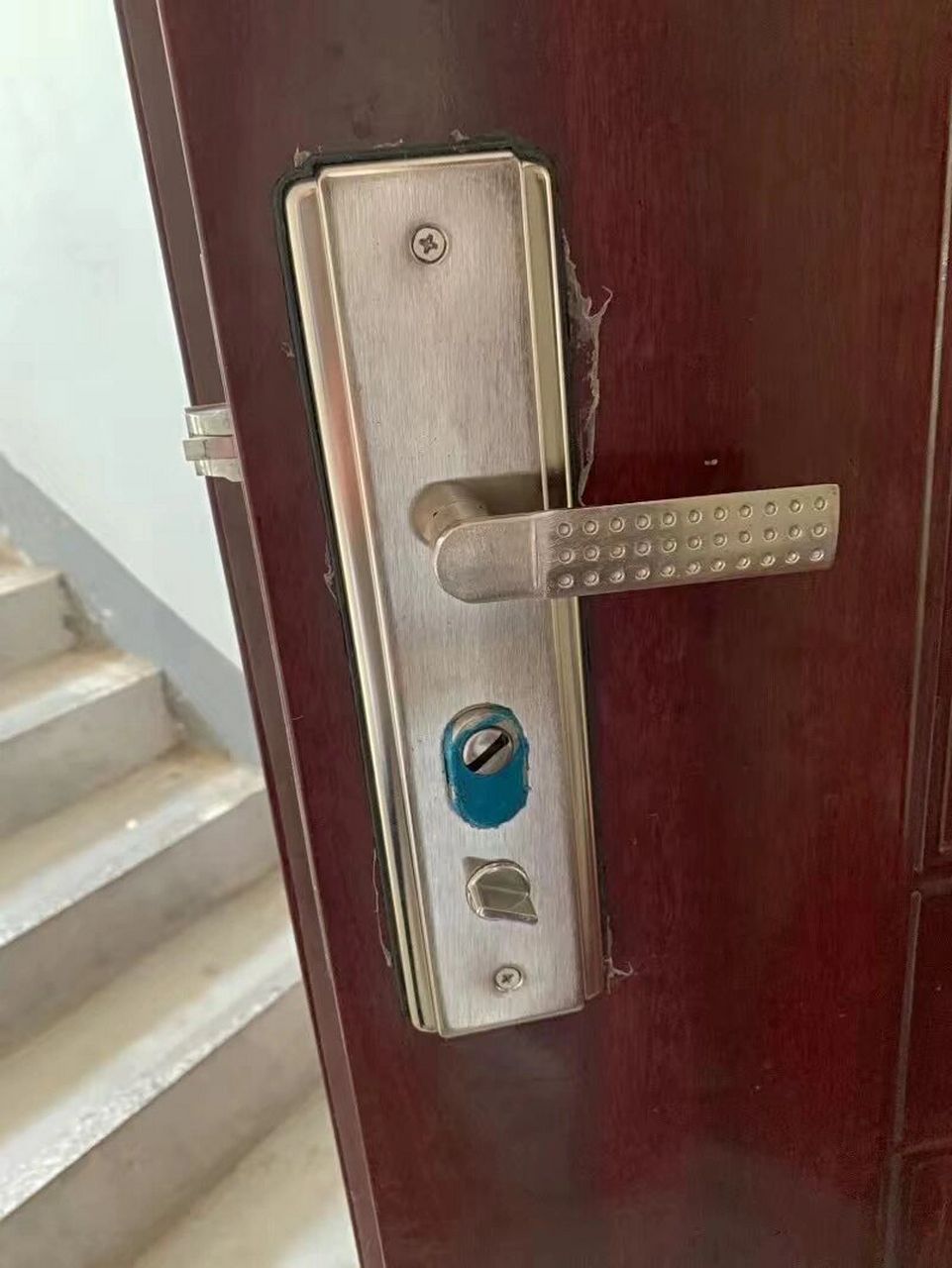 这种防盗门锁芯真的没必要找师傅来换 家里地下室防盗门钥匙基本全丢