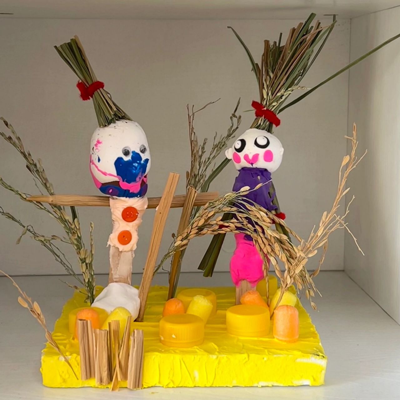 幼儿园秋天环创———稻草人系列 小朋友用秋游捡来的稻草做的创意