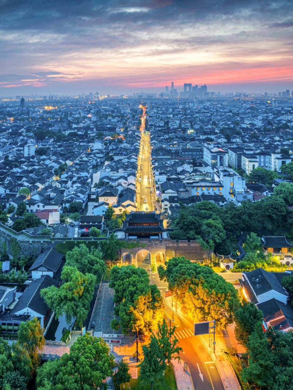 我用御3pro的广角和中焦在日出前拍摄了阊门遗址和苏州cbd的合影 因为