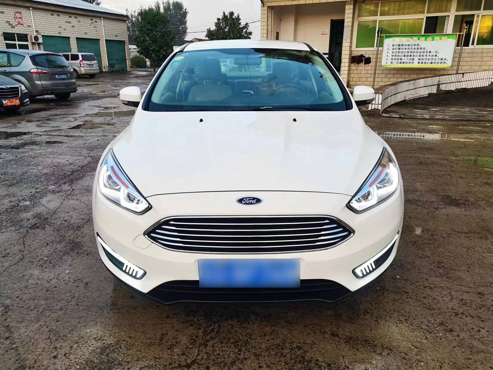 新到18年福特福克斯三厢经典舒适型智行版,自动挡1.