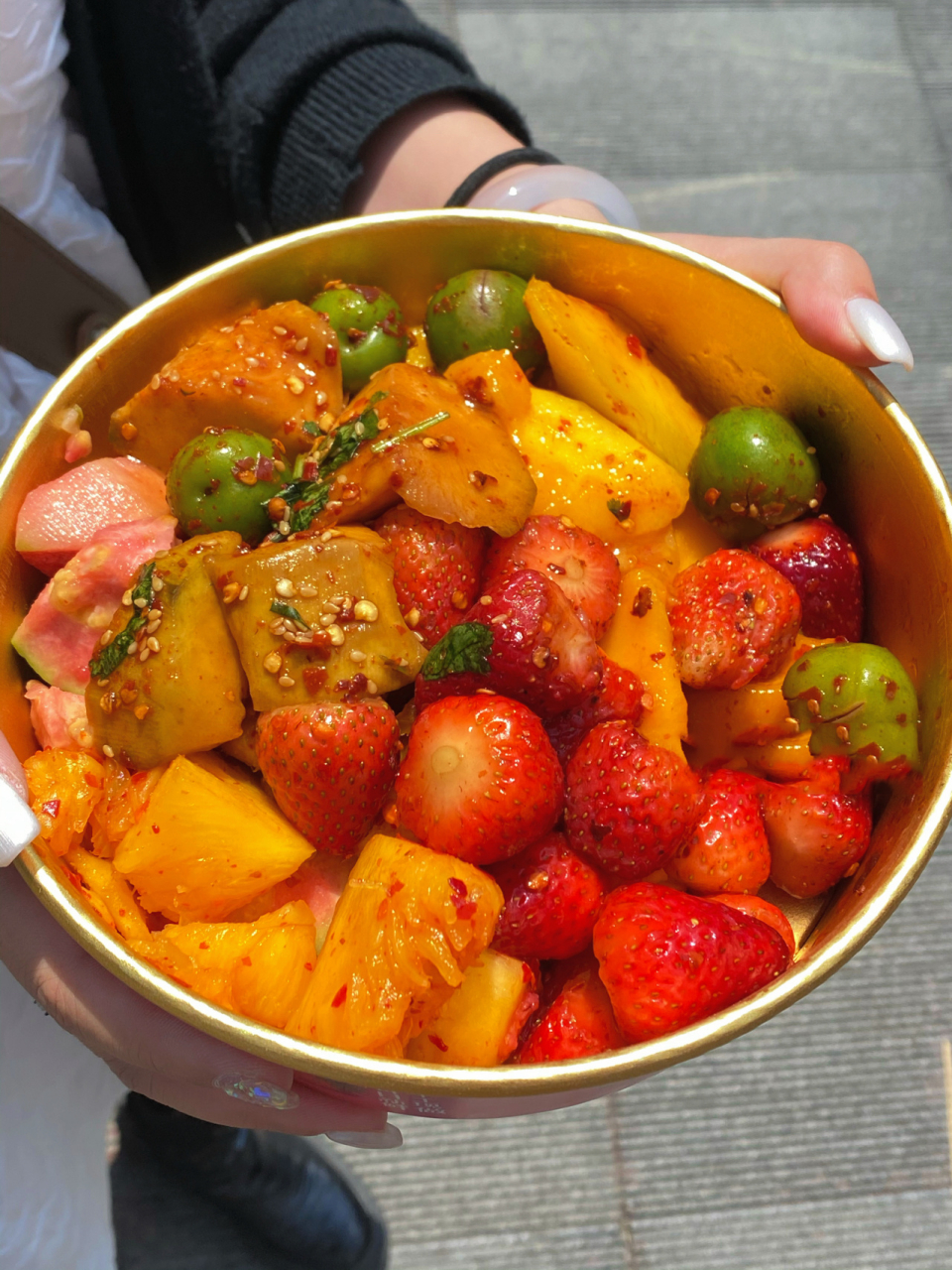 在云南的夏天一定要尝尝酸辣爽口的凉拌水果 在云南万物皆可凉拌 炎热