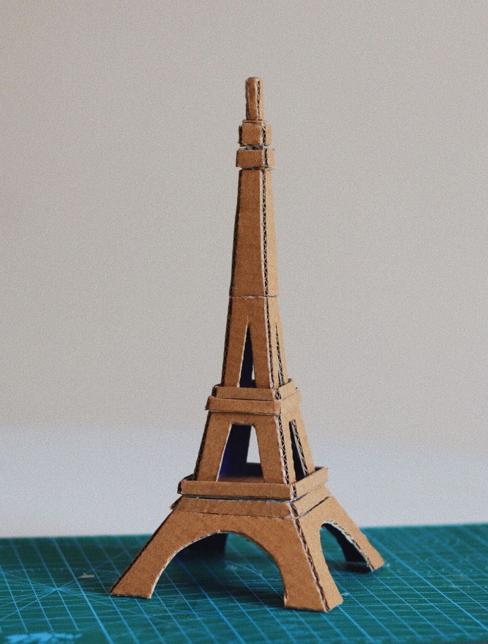 将打印的图纸直接粘在纸箱上或其他硬纸板上. 3.将部件用美工刀