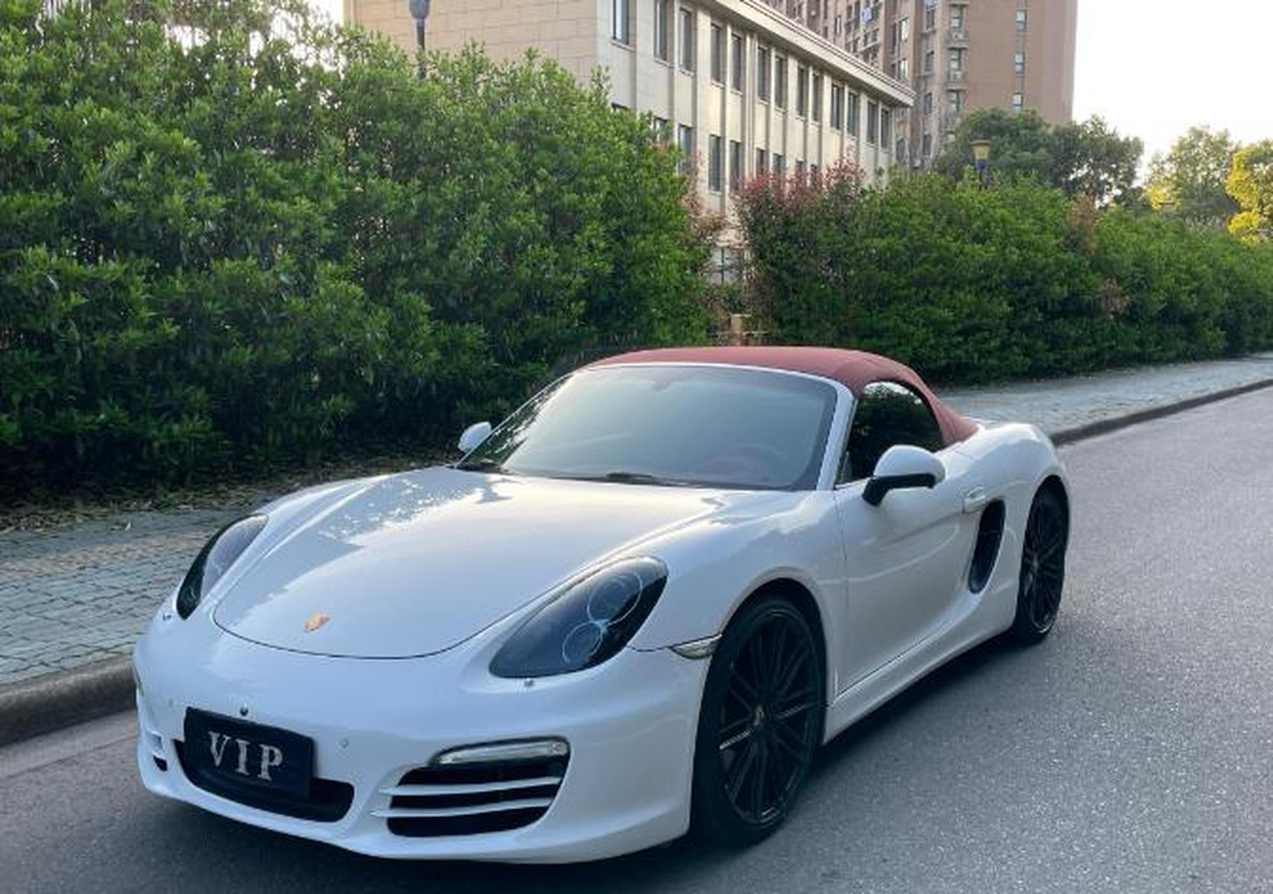 保时捷boxster718 敞篷 白红 上牌日期:2013年9月 车辆车型:跑车 车辆