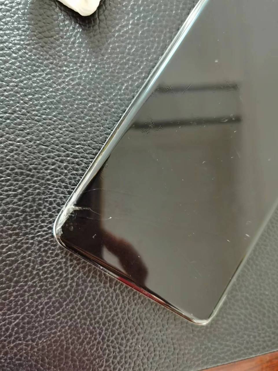 华为p40pro屏幕碎了一点要不要换屏 哎……太寸了,下车时手机掉地上摔