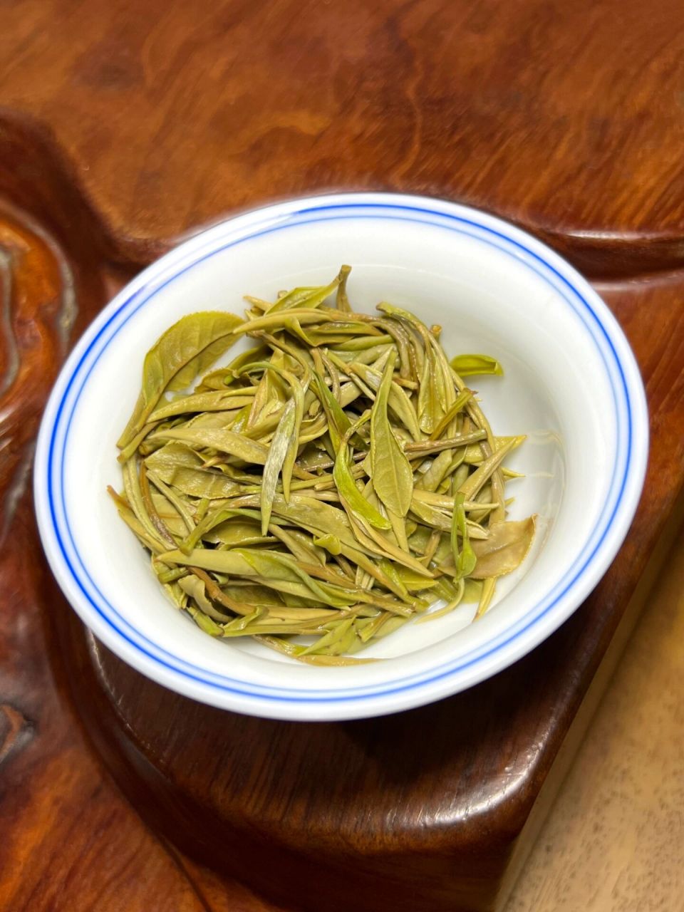 相信大家都会发现,在某些茶类的表面上,会覆盖着一层浓密的"毛毛".