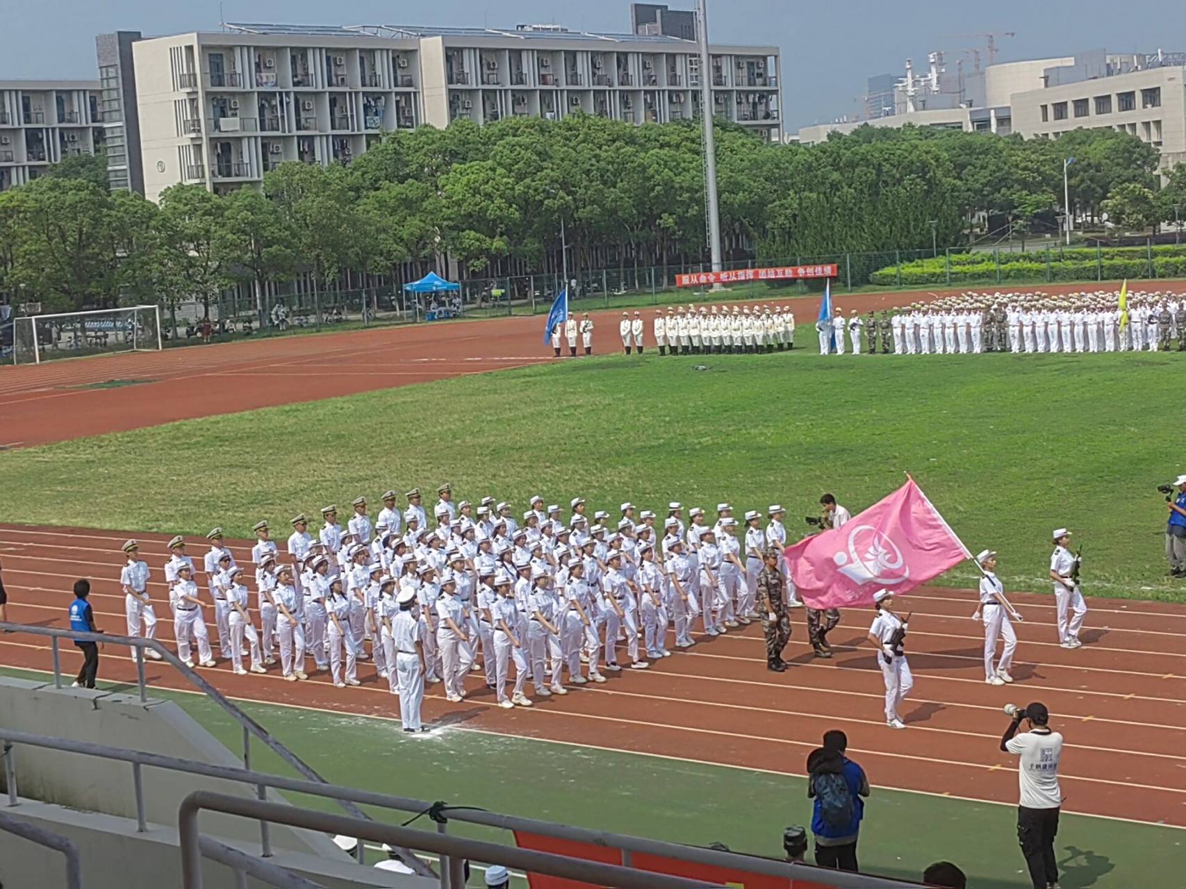 欢迎报考上海海事大学 校服还蛮好看的咧 军训 训鼠了.