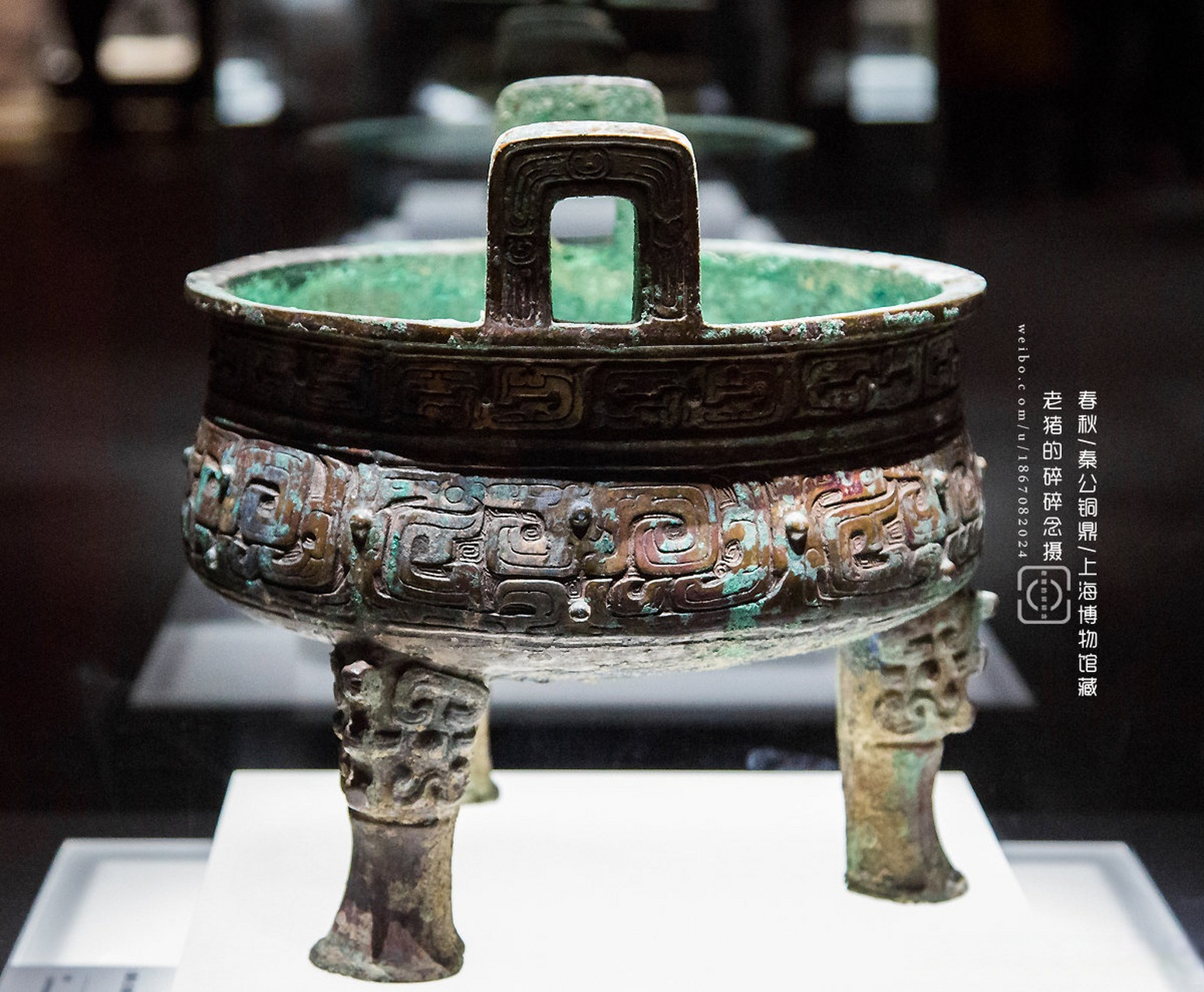 1995年春,甘肃省陇南市礼县大堡子山出土的四只青铜列鼎和两件青铜