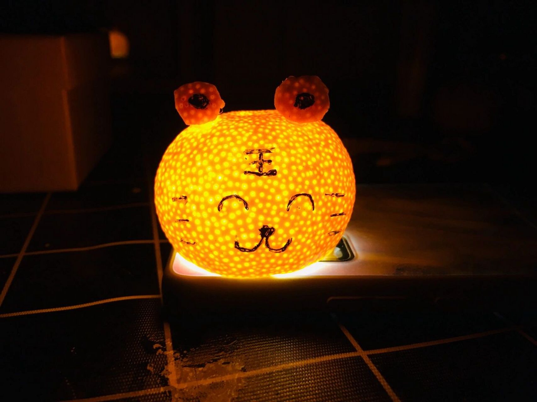 78自制小橘灯 小橘子,切切剪剪拼拼画画,再加上手机的手电筒98,一