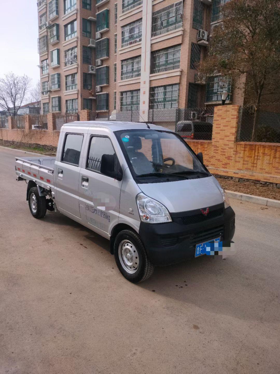 五菱荣光双排小货车1