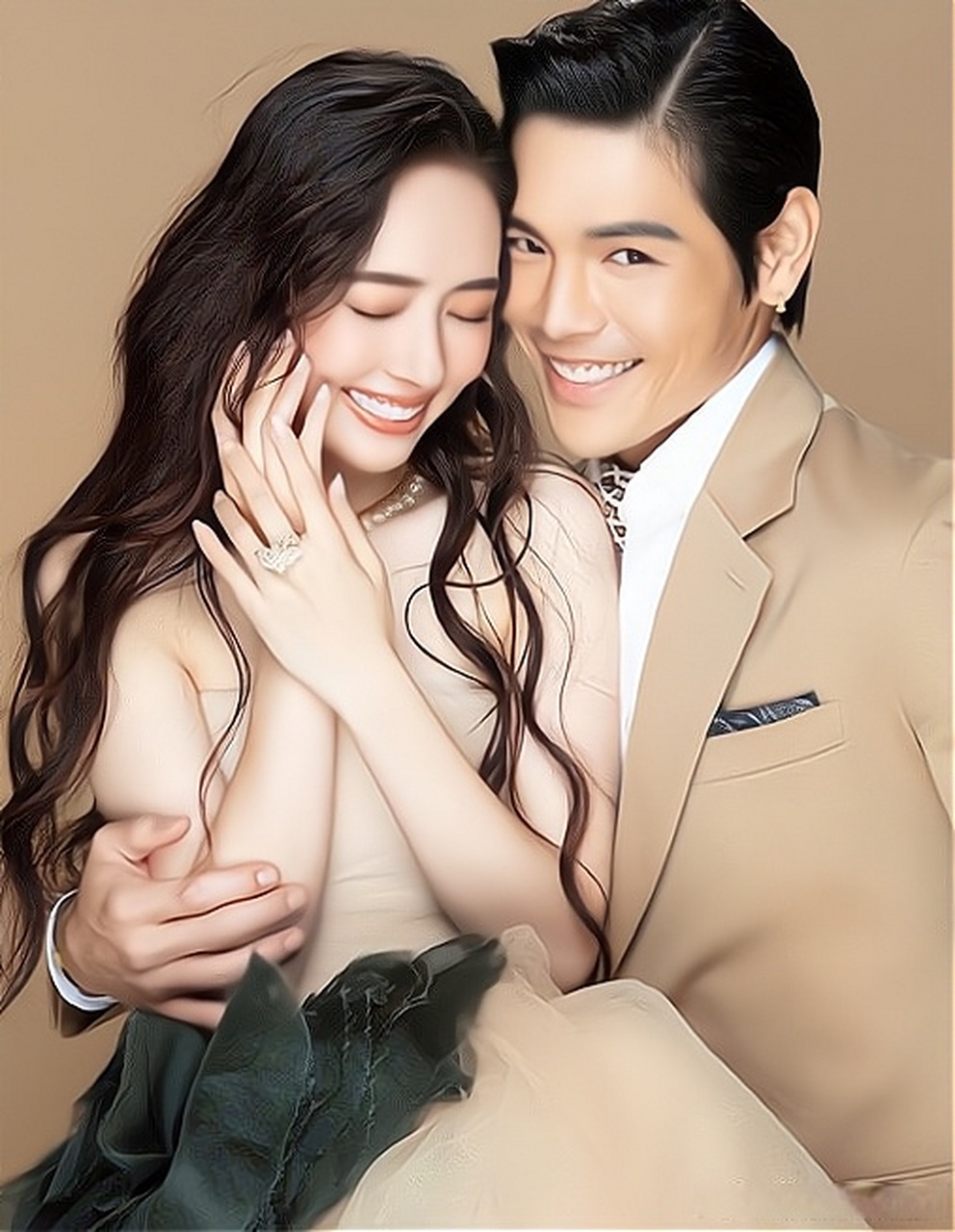 向佐郭碧婷牵手逛街#据报道,在杭州,网友偶遇向佐和郭碧婷牵手菇种