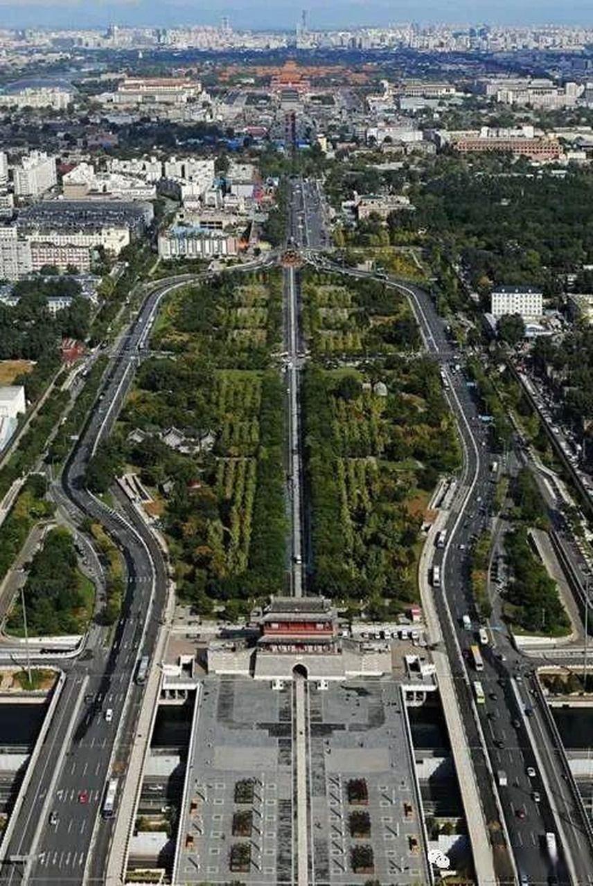 从北京永定门城楼及公园鸟瞰图,可以看出公园被城市道路包围,可达性不