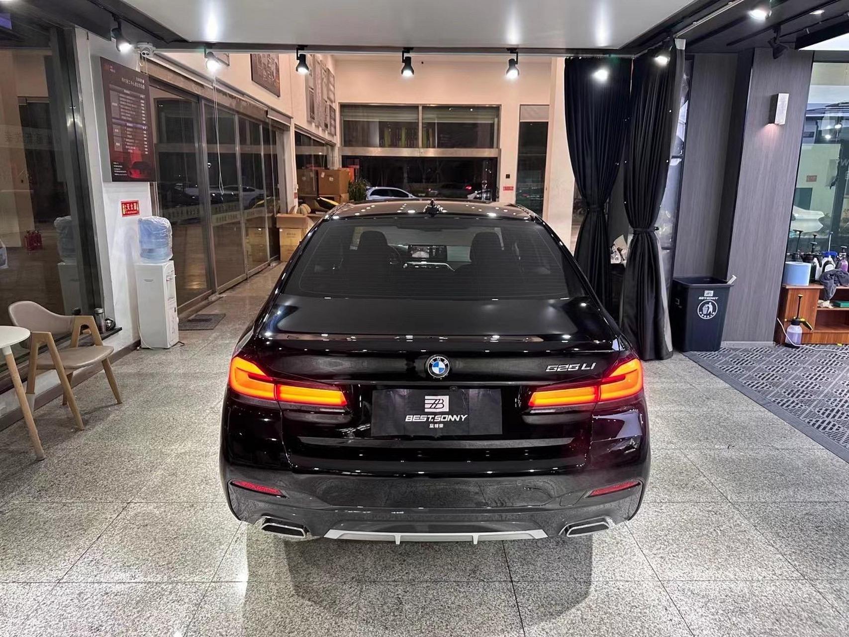 宝马五系亮黑车衣.