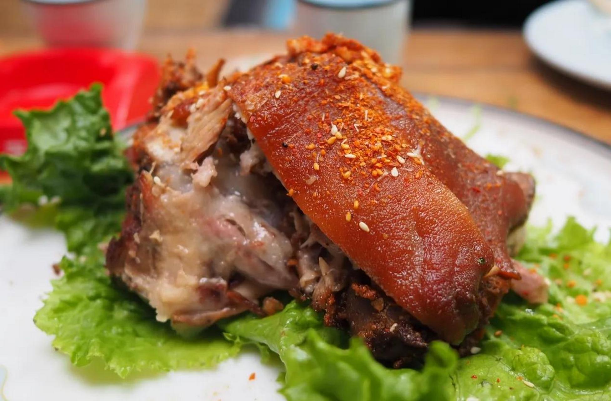 今晚去的钱庄文化菜馆,吃的时候,我俩说图一烤肘子,图三总督豆腐,图四