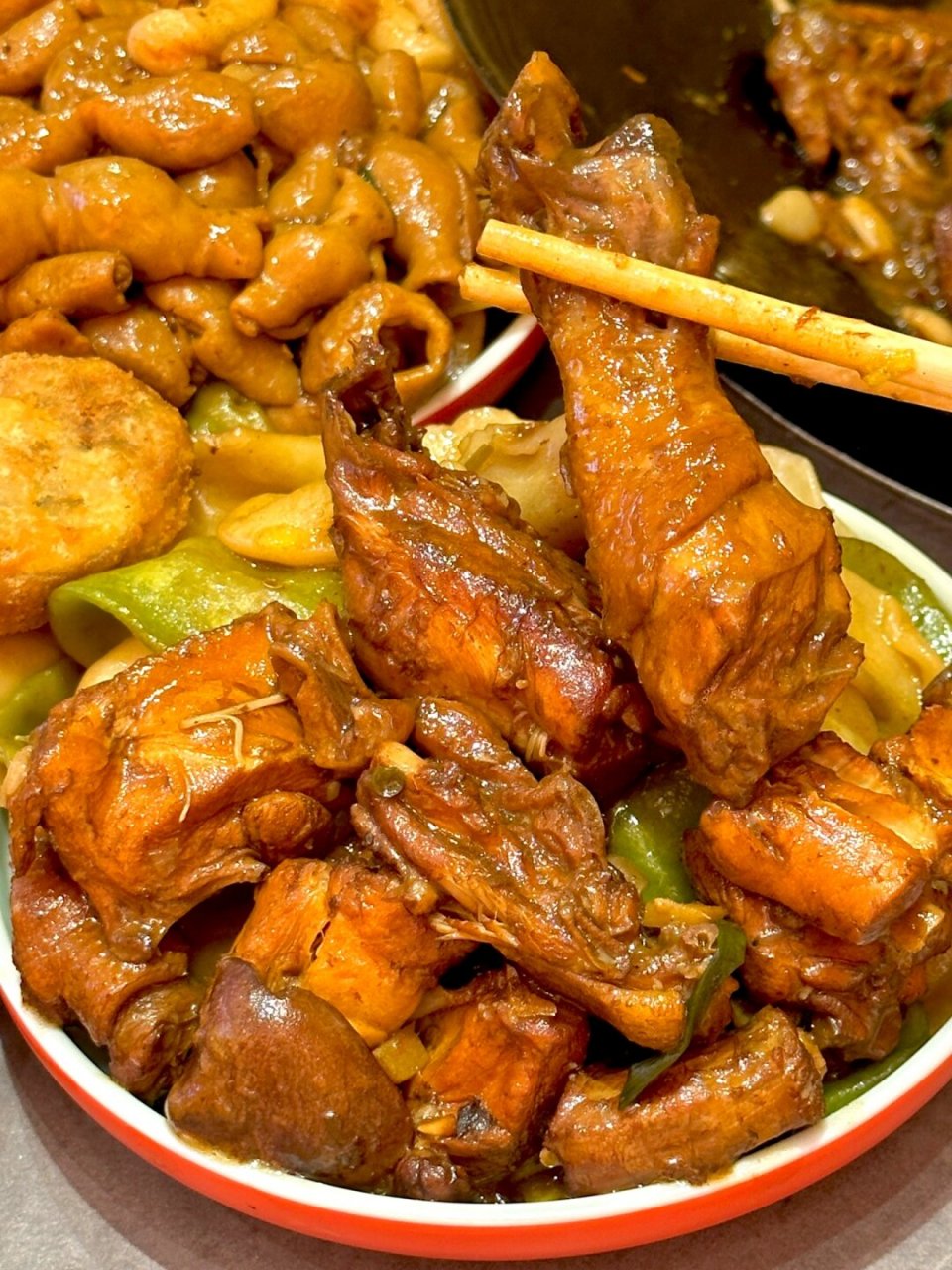 终于在北京吃到了! 铁锅炖走地鸡配年糕肥肠嘎嘎香