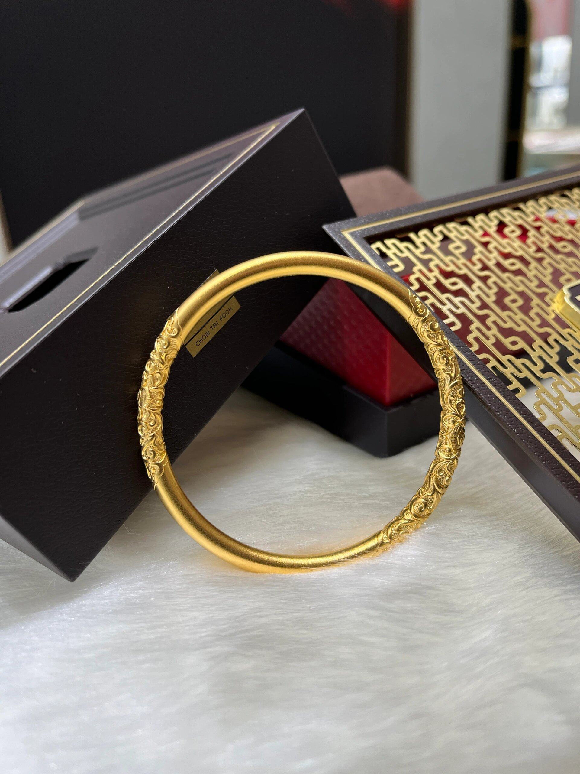 周大福23款新款卷草纹手镯 周大福传承系列卷草纹手镯 盛行于唐朝又名