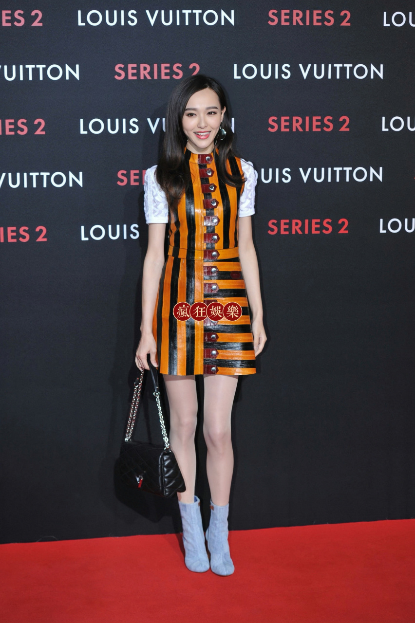 唐嫣活动红毯直拍肉色丝袜搭配皮裙灰色短靴,腿好细