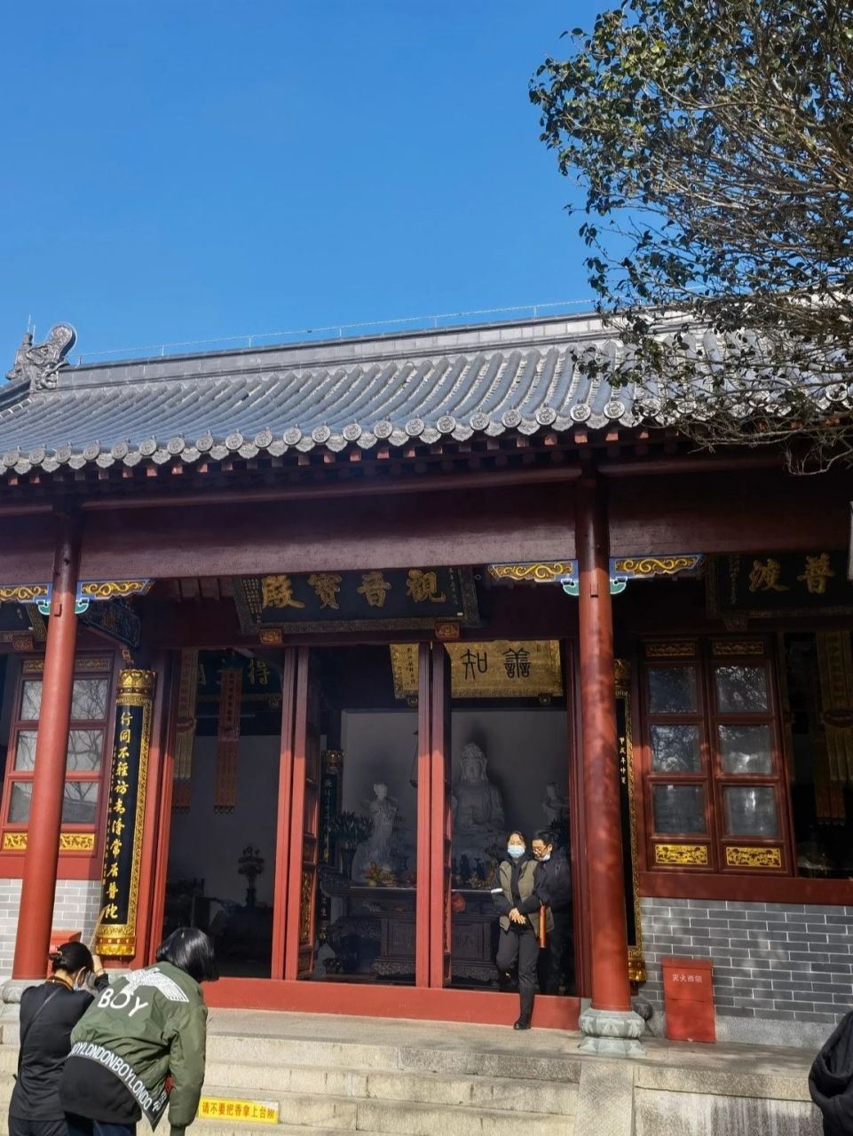 969696简介 善财洞位于普陀山东面的老鹰窝.