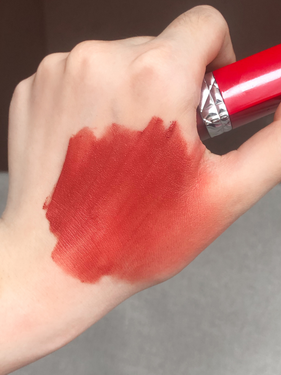 hello～各位 晚上再po一支迪奥新色唇釉808～～ 这支好神奇 !