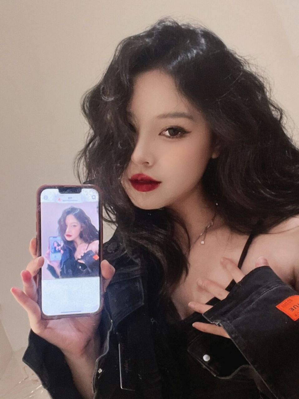 浓妆艳抹画了疯批美人妆～ 果然还是红唇绝啊! 大波浪卷发也太配了!