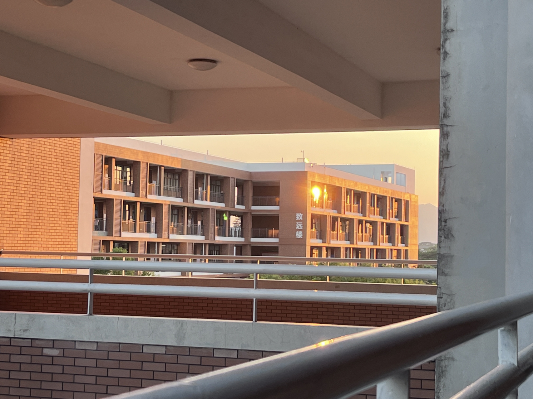 东莞中学松山湖学校 松莞的风景真的很美 欢迎各位初三生报考