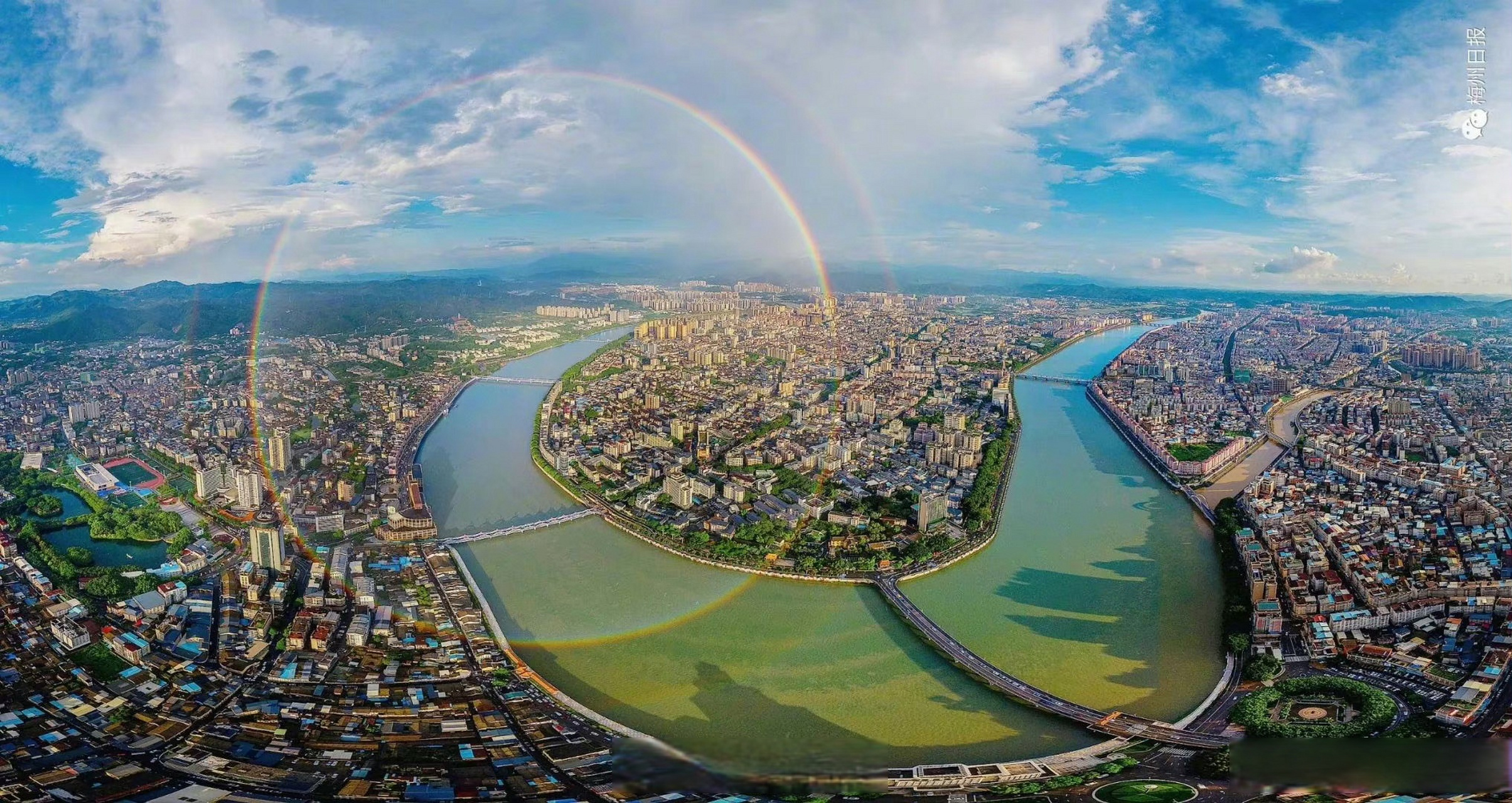 [心]】近日,广东梅州城区雨后初霁,梅江河上空出现完整环状彩虹的自然