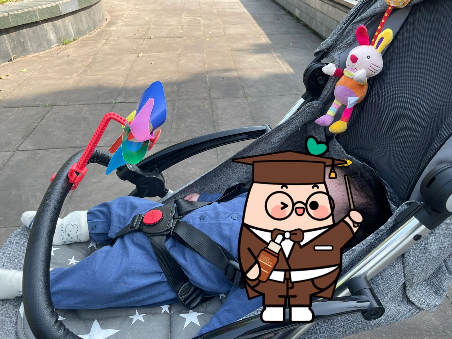 斜躺的话大概30度?图片里就是斜躺着晒太阳.