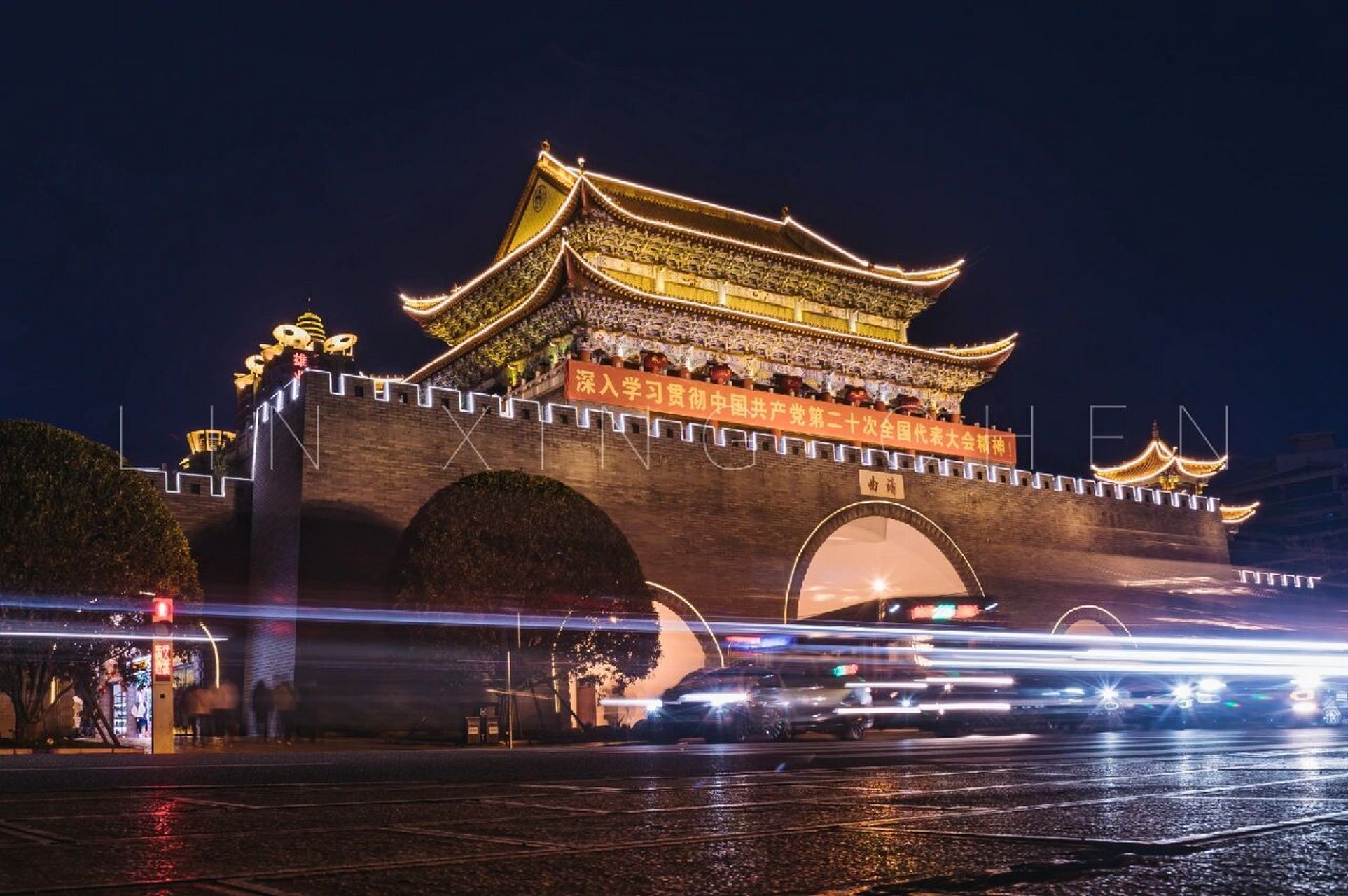 眼前灯火辉煌的画面是属于曲靖南城门独有的夜景