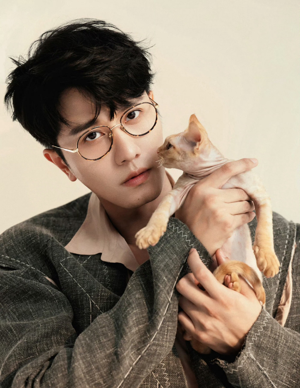 彭冠英穿西装➕金丝眼镜妥妥轻熟感,一整个期待住了!