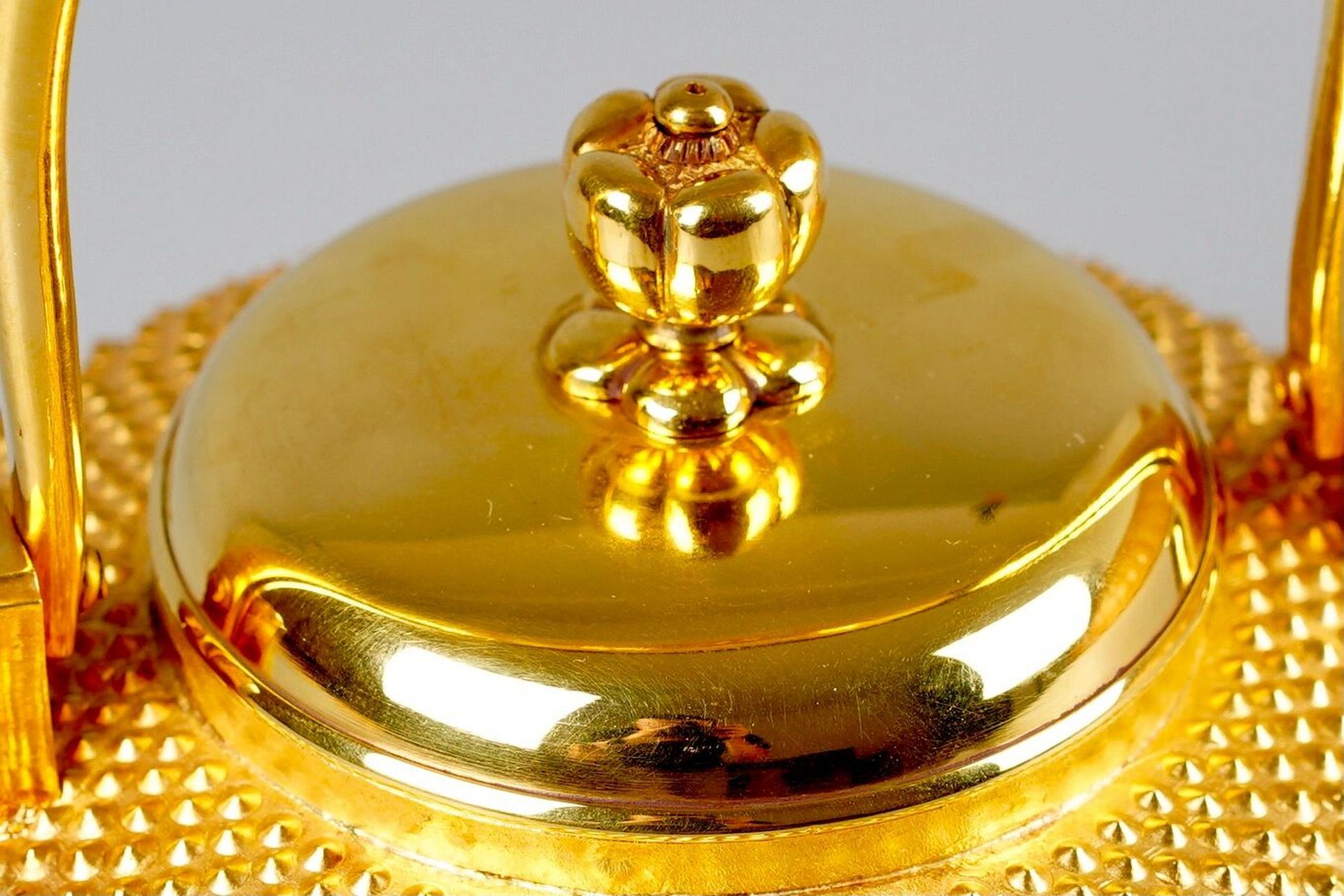 日本 昭和时期 雾霰纹纯金壶 重688g/容量1180ml 底部纯金落款,内堂