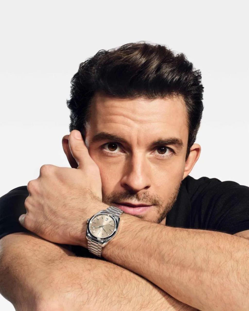 jonathan bailey 成为了 omega 的品牌大使.