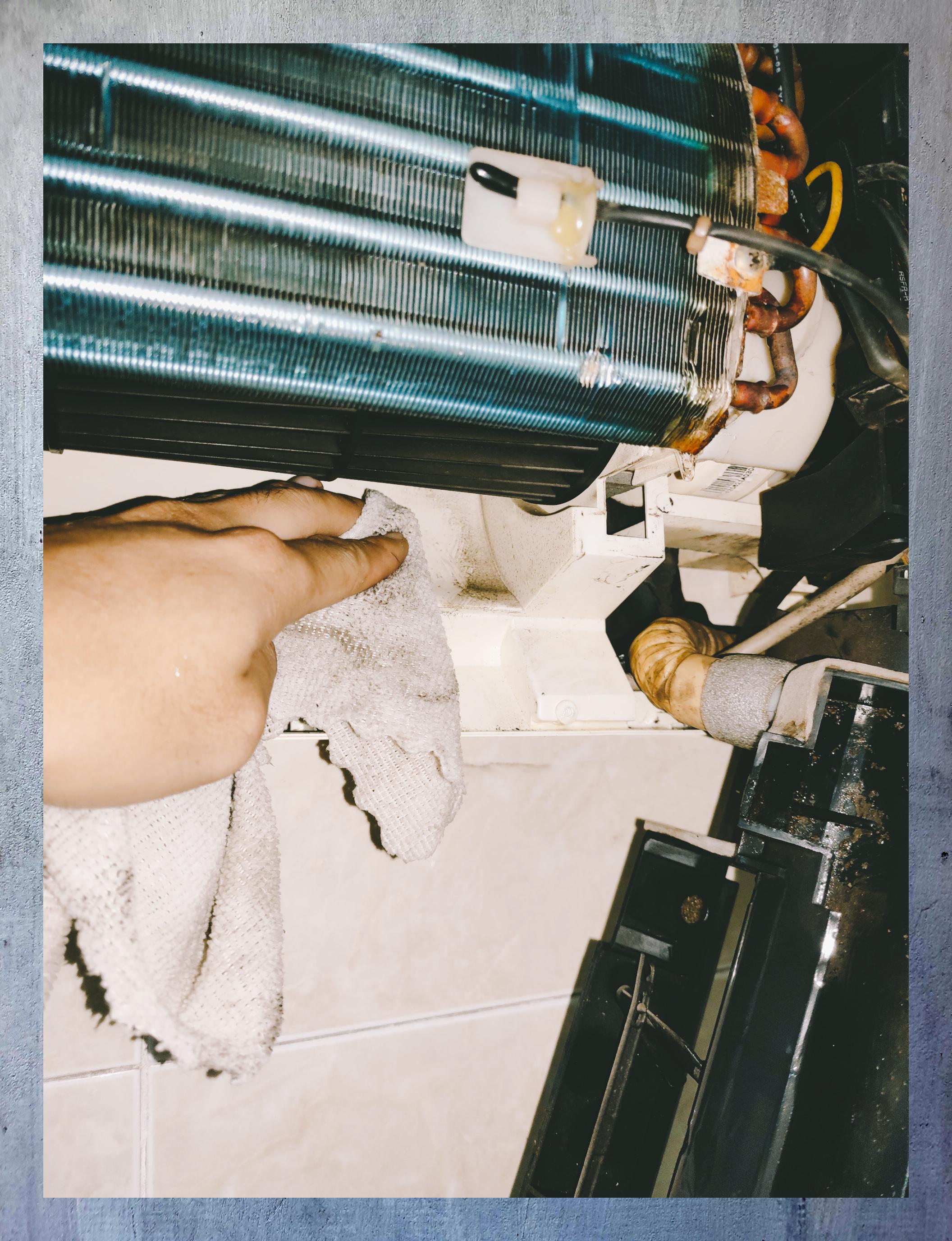 空调间歇性滴水