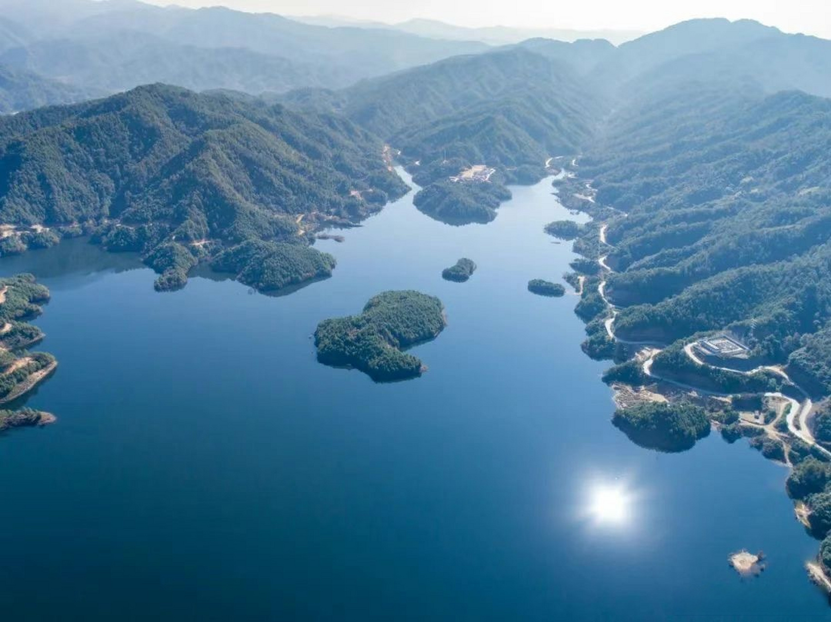 总要去趟腾冲吧# 【三岔河水库】三岔河水库巍巍群山环抱着一湖彼水