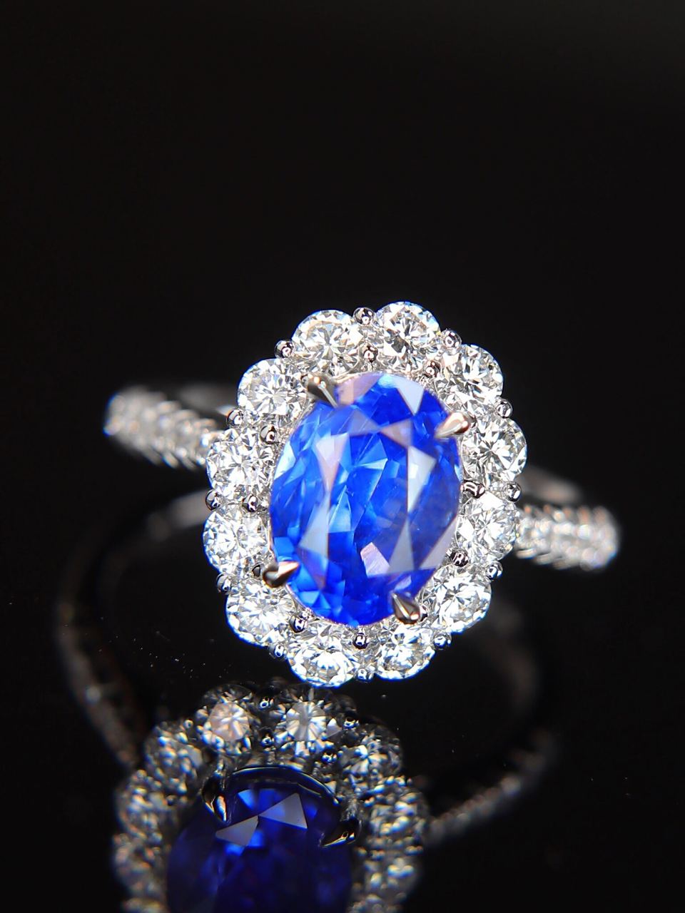 让人有一种高贵典雅的气质; 9款蓝宝石戒指永恒经典的款式,上手效果能