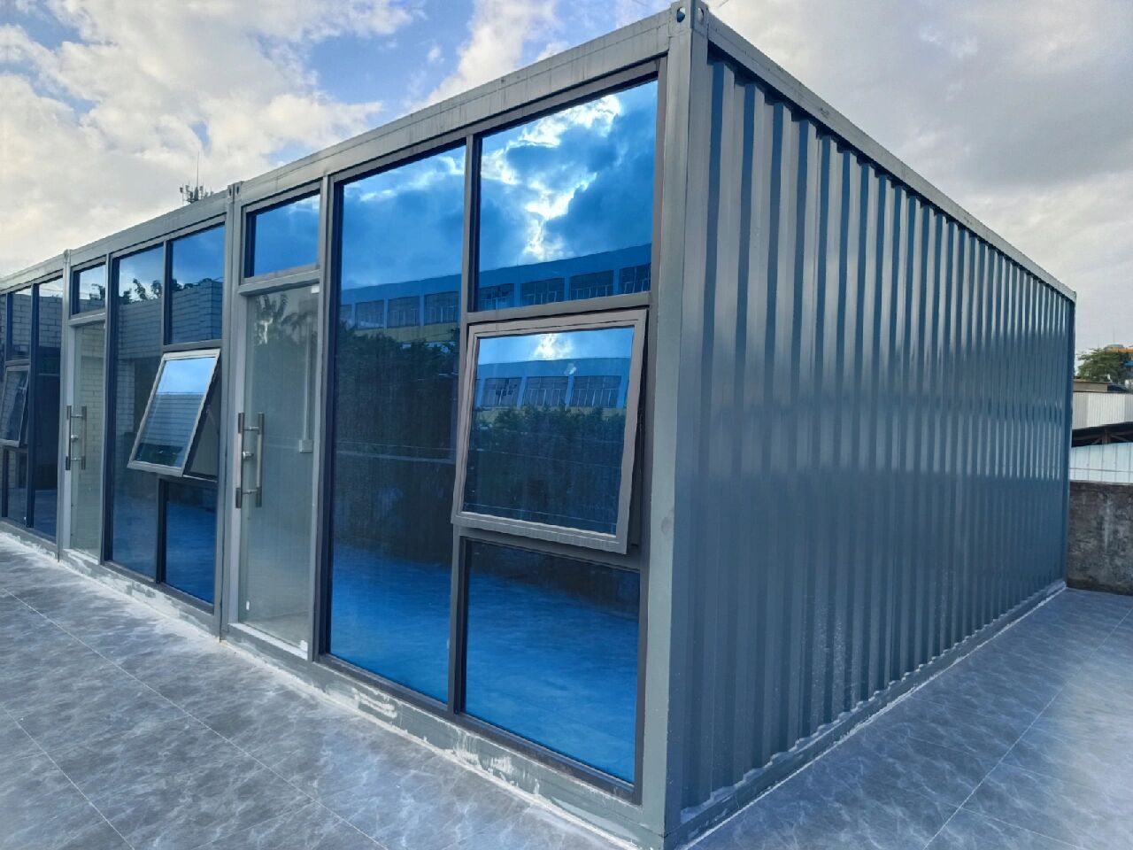 福特蓝镀膜玻璃集装箱房办公室