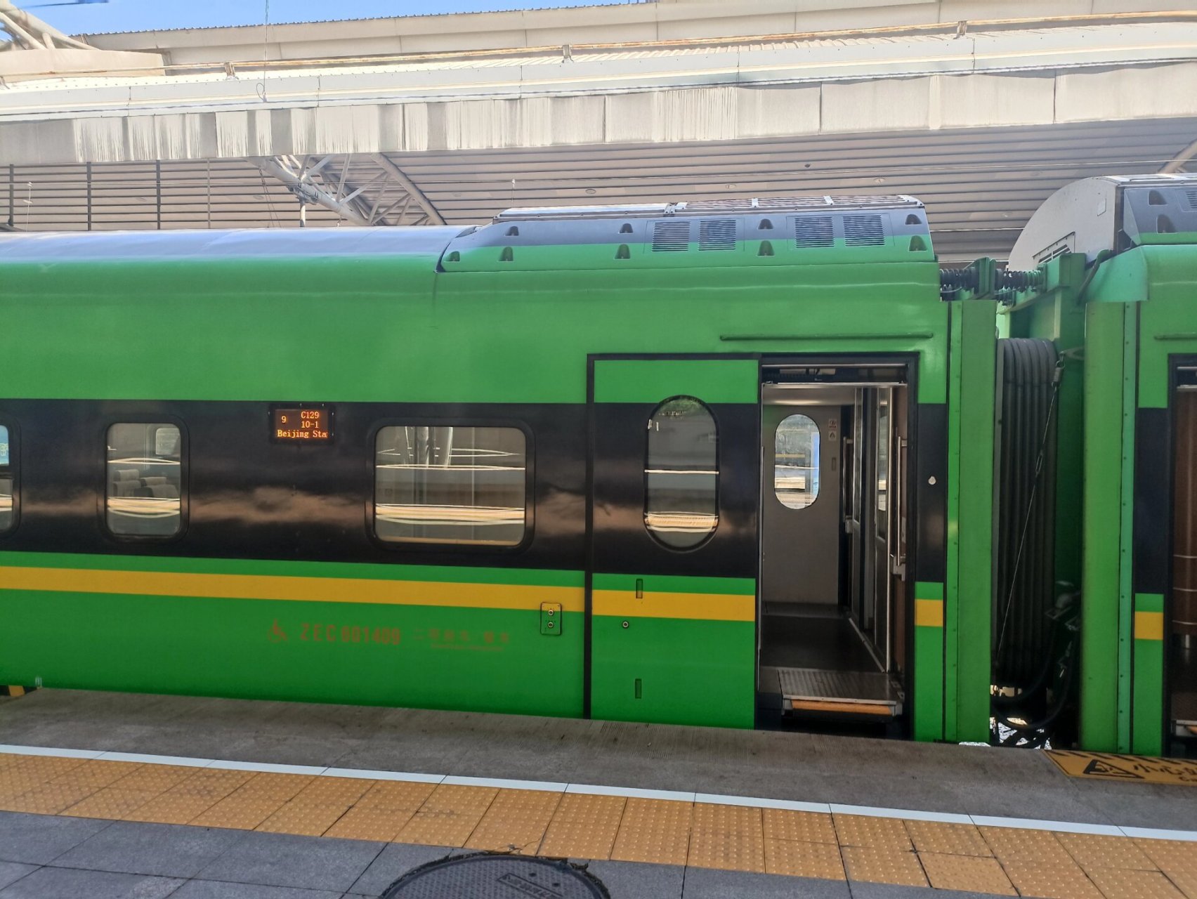 体验复兴号cr200j型动车组的一等卧 车次:c129(北京-保定) ​乘坐