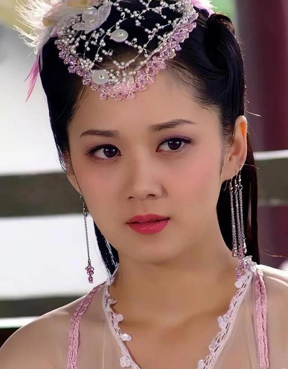43岁张娜拉晒近照,素颜状态下皮肤白皙五官精致宛如18岁少女!