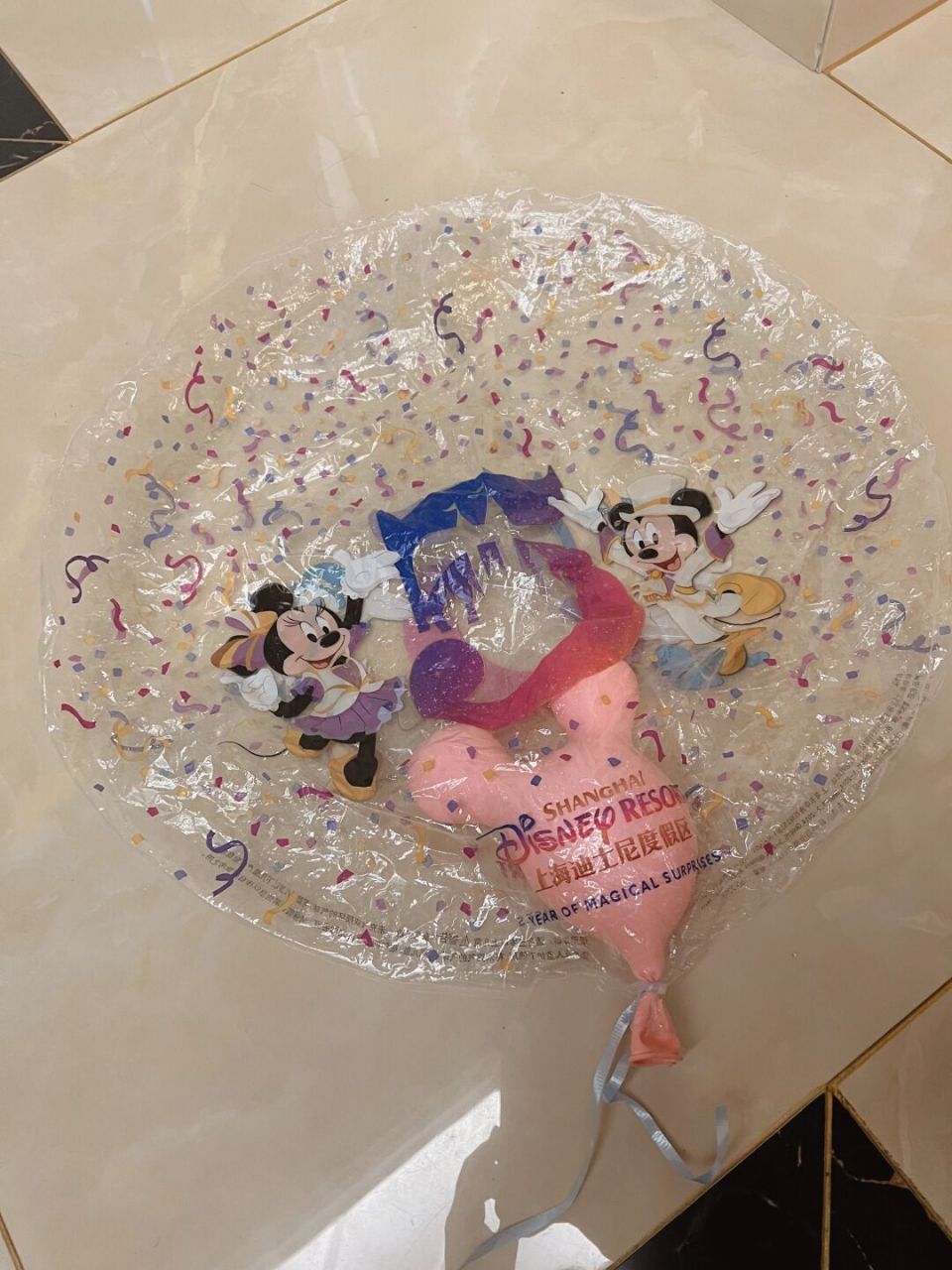 拿出两年前的迪士尼气球去迪士尼充气 听说迪士尼的气球瘪了可以让