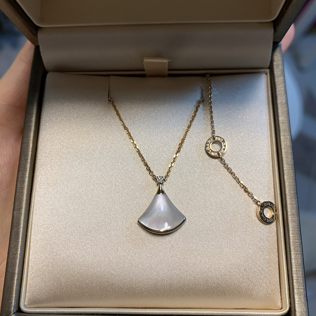 提前购买的圣诞礼物 突然get到了宝格丽这款白贝壳项链 集美们冲呀