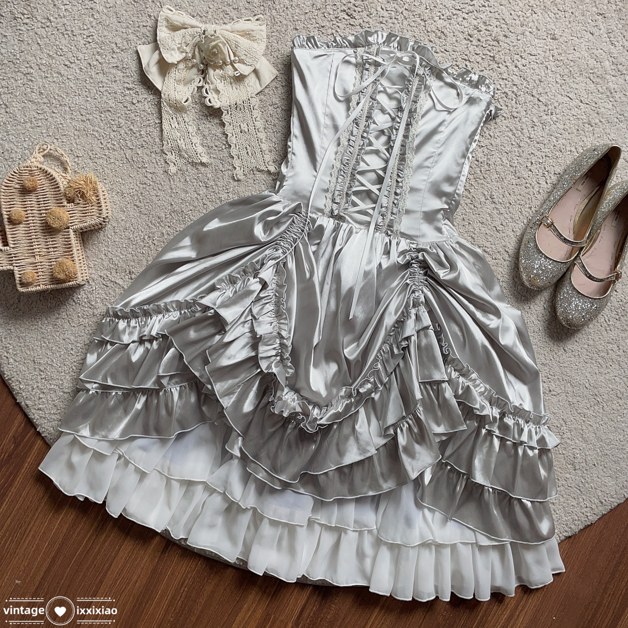 小ap atelier pierrot有点高级的绸缎材质~ 特别适合晚上出去玩