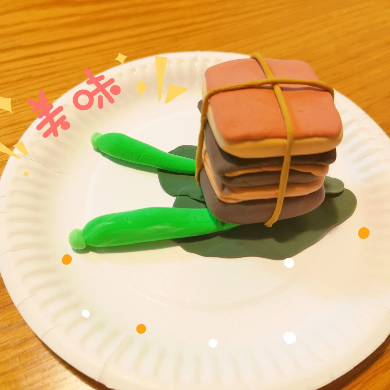 这周儿子的家庭手工作业是用轻粘土做一道杭州特色美食,我们做的是