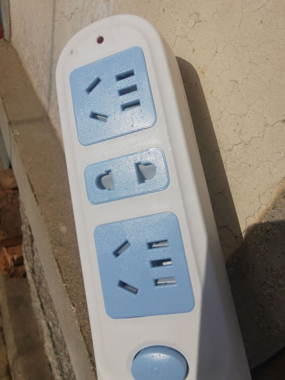 这个公牛插座太牛了我烧水拔出插头,发现插头带着水然后甩了甩插座甩