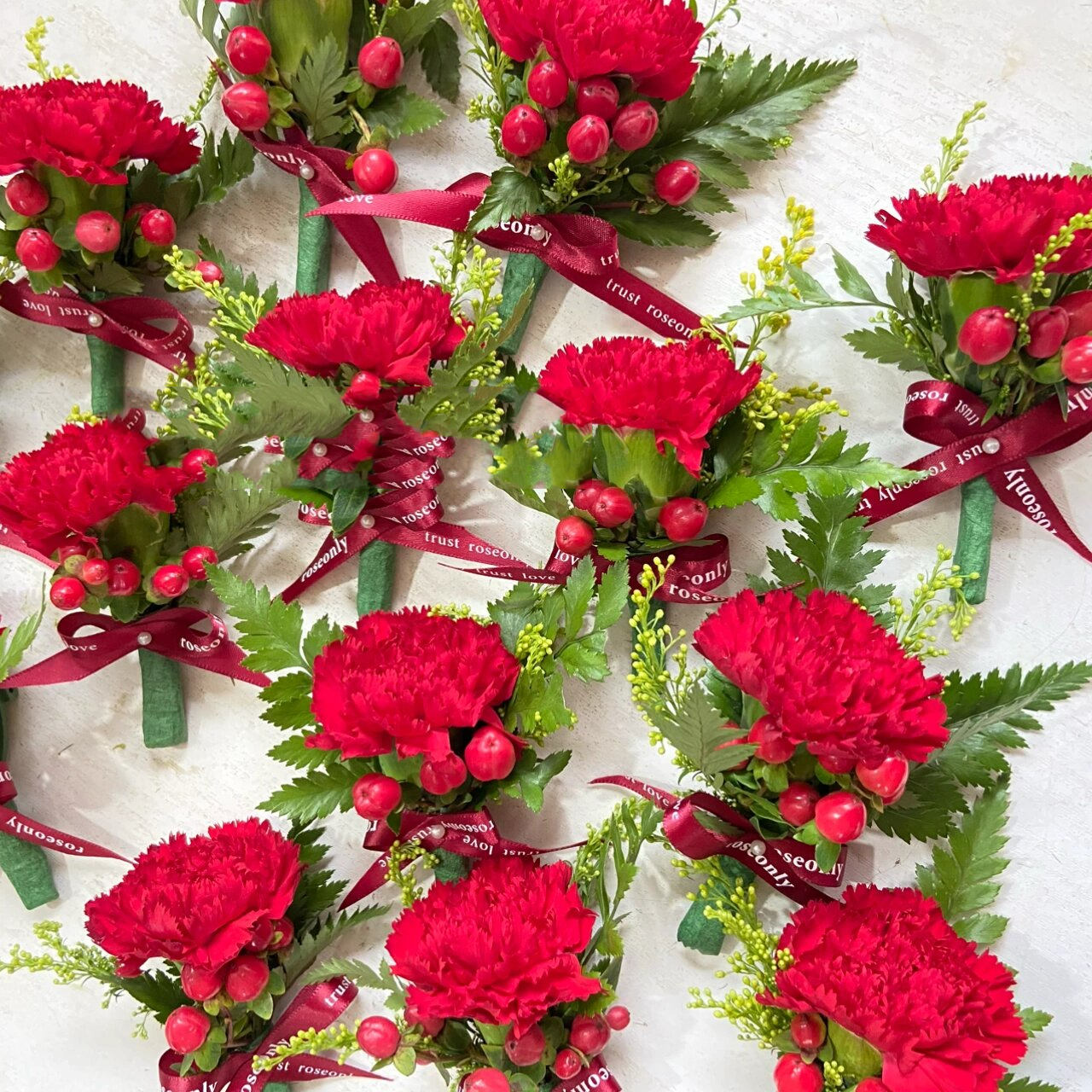 红色系康乃馨胸花 父母康乃馨胸花 结婚9699胸花 会议胸花 商务