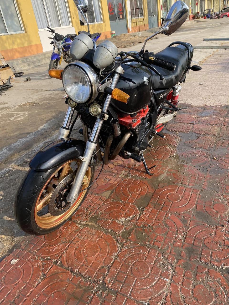 铃木英祖玛400,4缸街车,发动机冷热一把,全合成机油伺候着