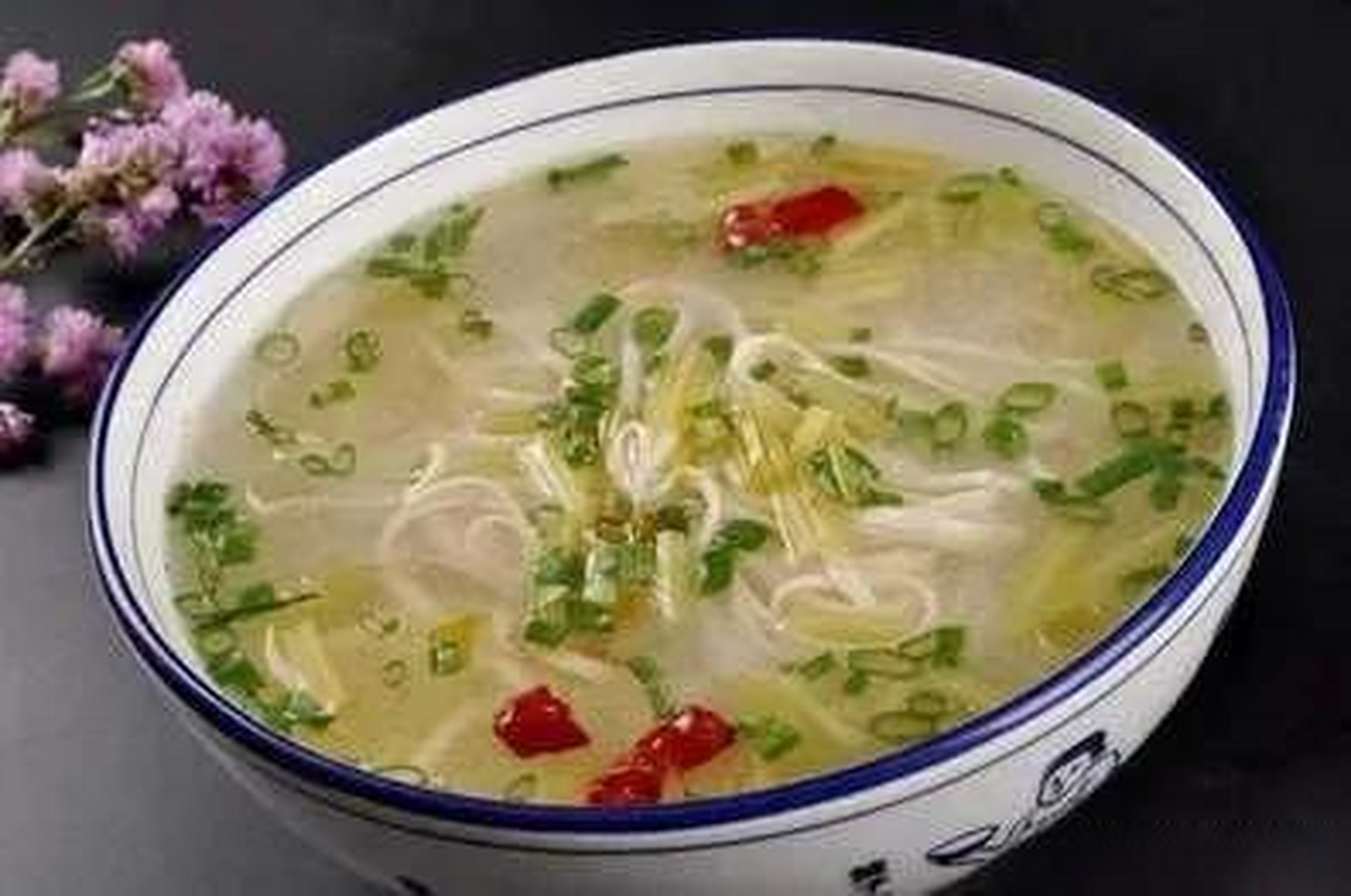 我们通渭这边的地椒浆水面,耐筋光,酸辣香,薄薄的面,细细的线,下到锅