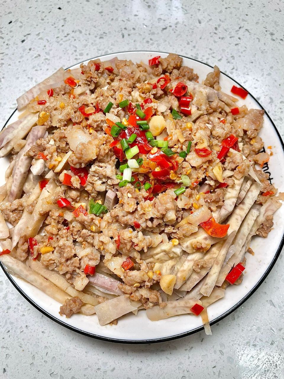 95食材: 97香芋丝,五花肉沫,红椒,剁椒,葱