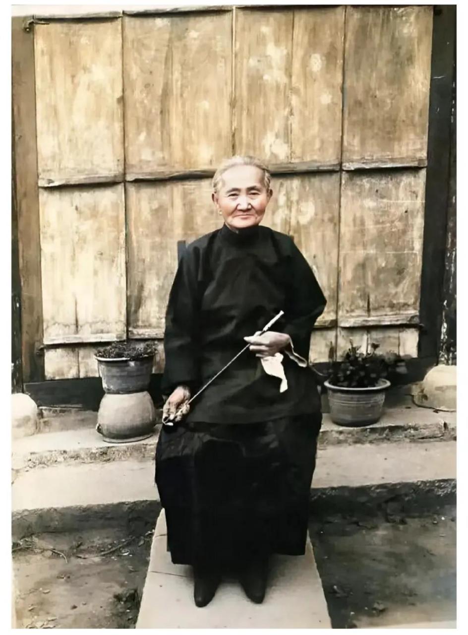民国时期,真实的地主婆 照片中的老妇人,年过花甲,面庞红润,头发梳得