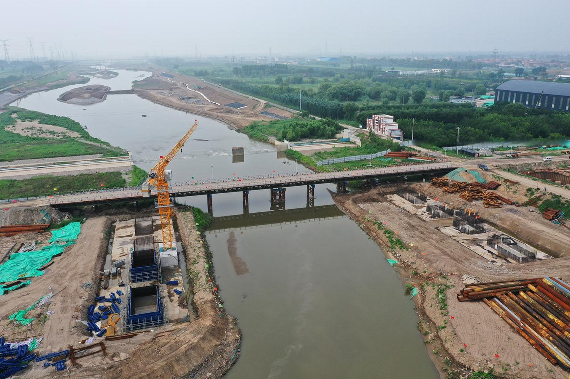 【汾河文源大桥加紧建设】 7月5日,建设中的清徐县汾河文源大桥雏形初